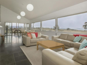 Manna Tree Farm - Modern 3BR House on 100 Acres l Mountain Views l WiFi l BBQ l Wood Fire, Jindabyne
